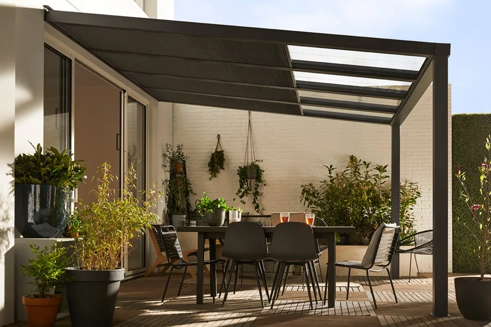 Terrassenüberdachung mit Plissee unter dem Glasdach