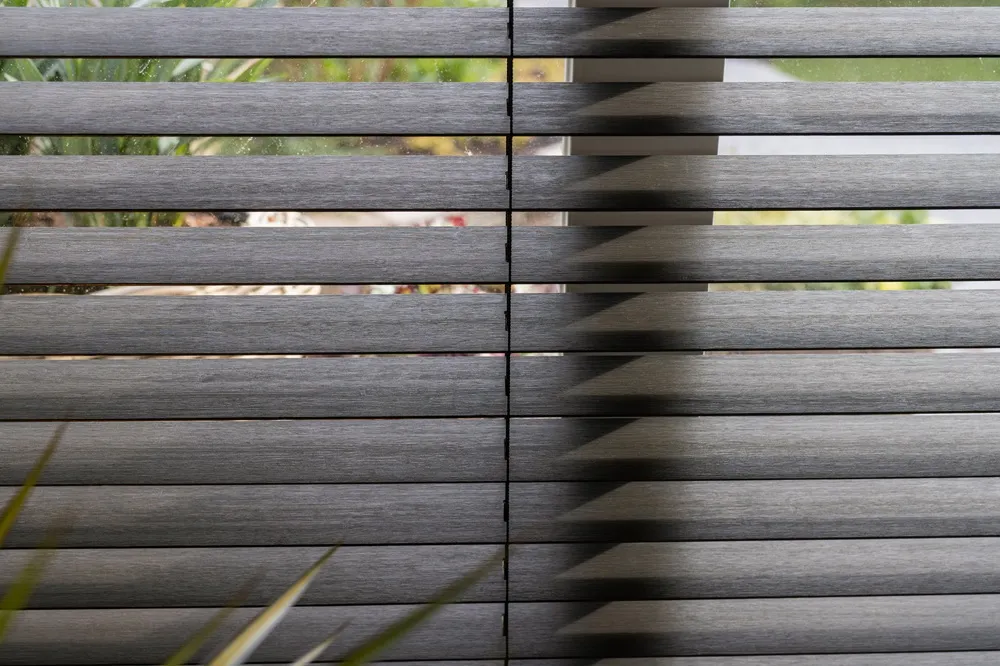 Holzjalousie am Fenster
